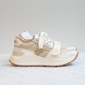 36 Tenis Burberry tons claros