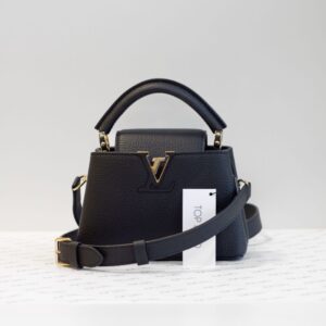Bolsa Louis Vuitton Capucines preta mini