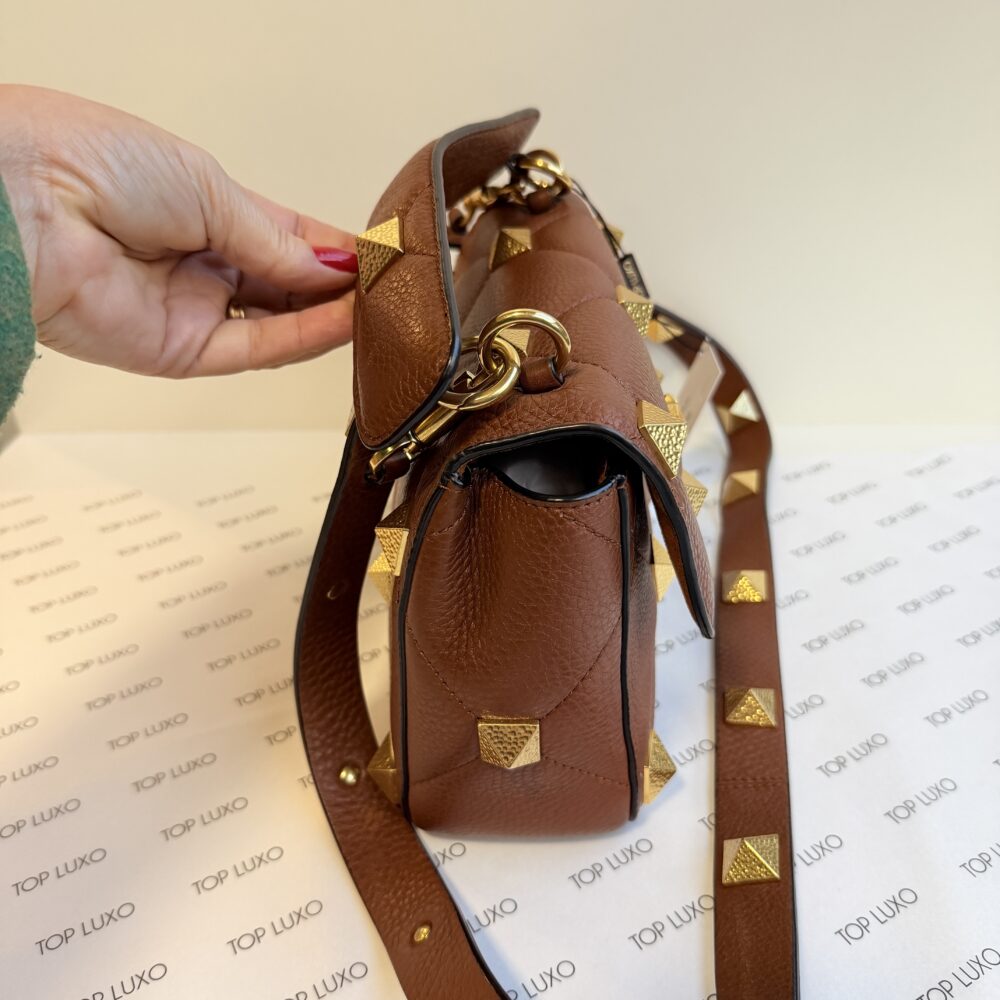 Bolsa Valentino caramelo roman stud media - Image 6