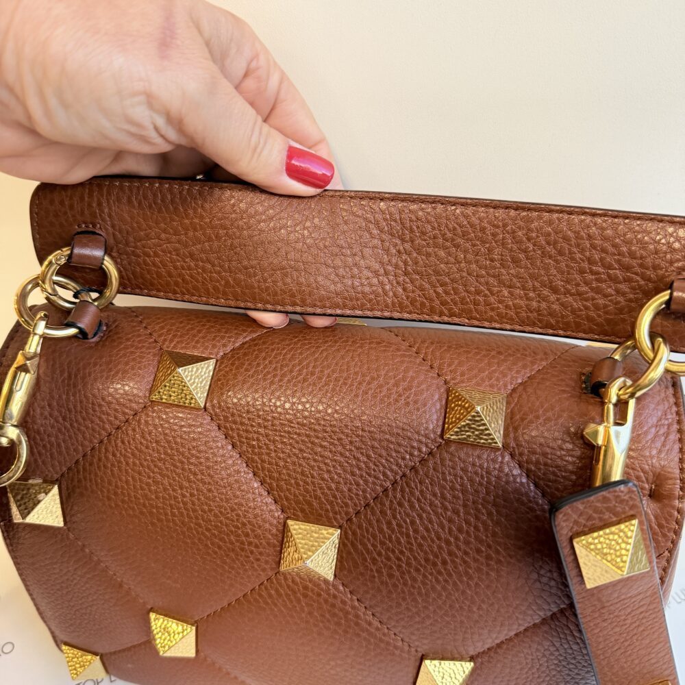 Bolsa Valentino caramelo roman stud media - Image 9