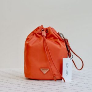 Clutch Prada laranja bucket nylon