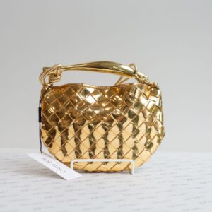 Bolsa Bottega Veneta dourada baby sardine