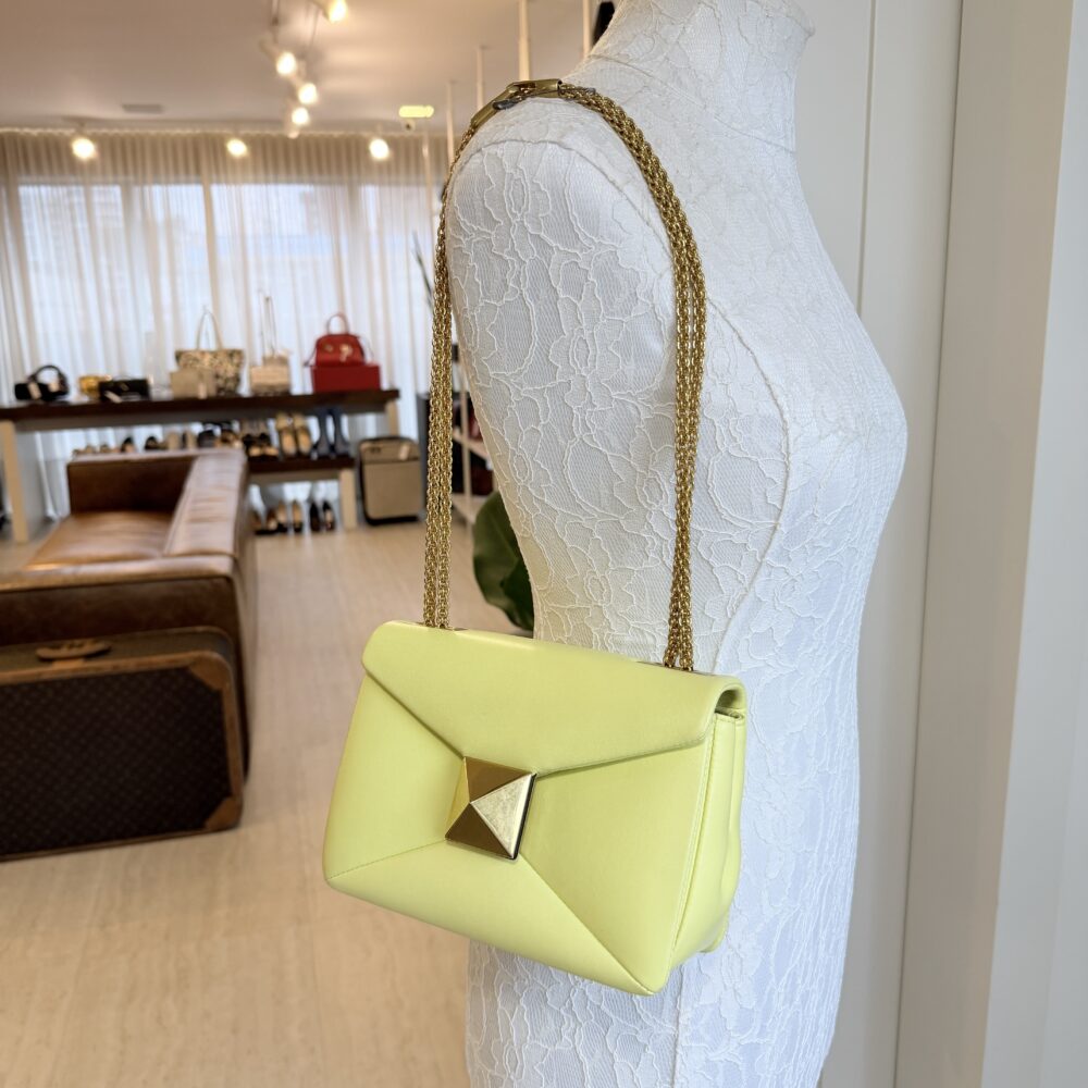 Bolsa Valentino amarela One stud small - Image 3